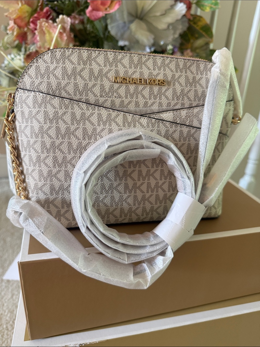 MK Dome Crossbody Jet Set Travel 8.5x7 Brand New Authentic